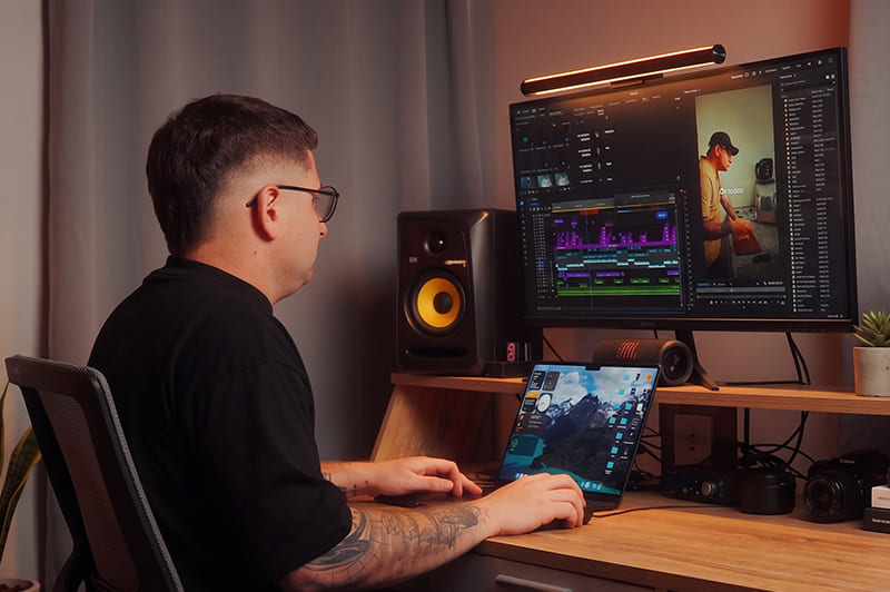 Gamer at a desk with the Striva Light Bar in RGB mode